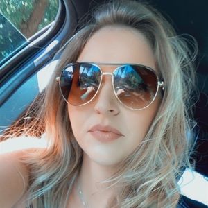 Meet your Posher, Caitlin